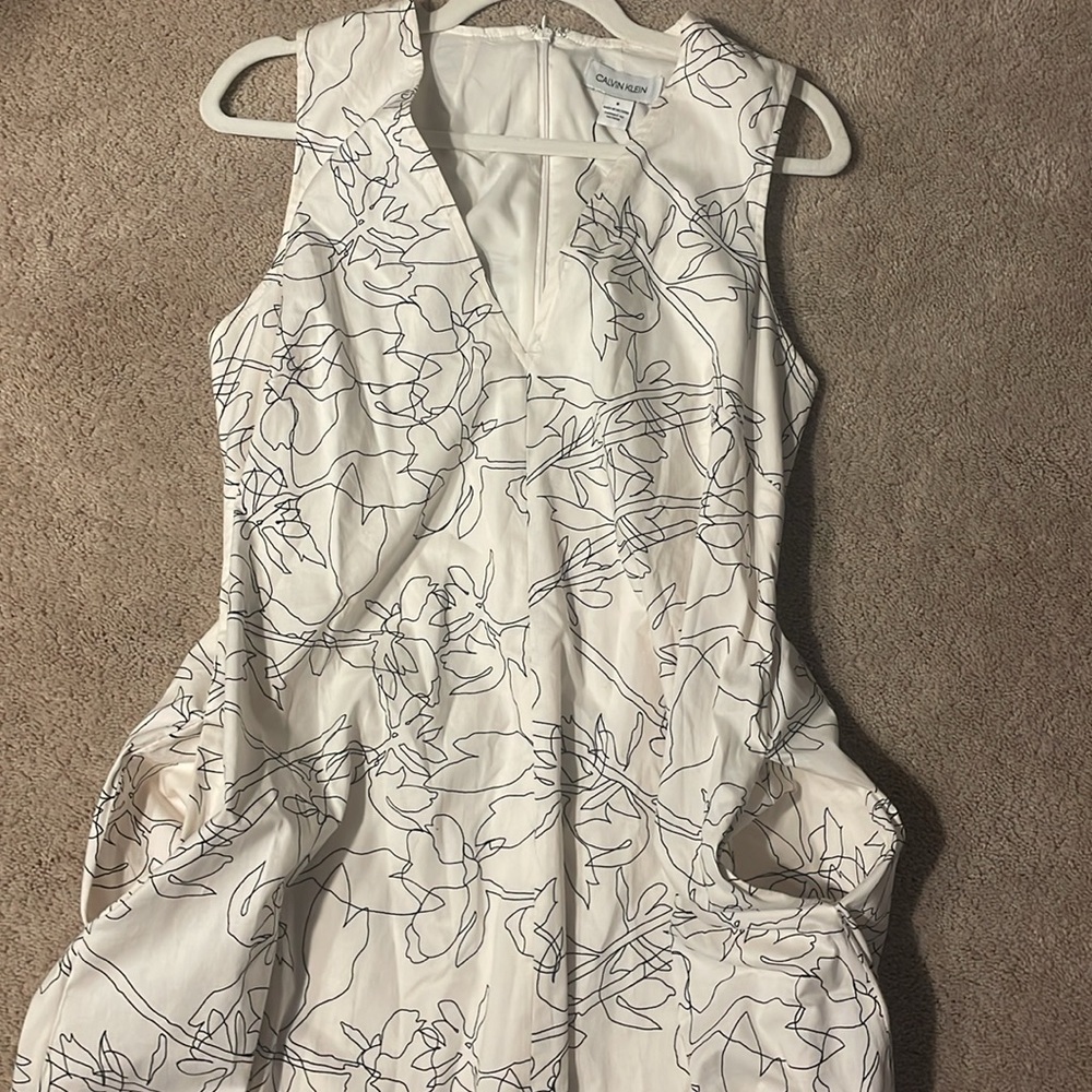 Size 8 Calvin Klein Long Dress Like New With Pockets Black And White